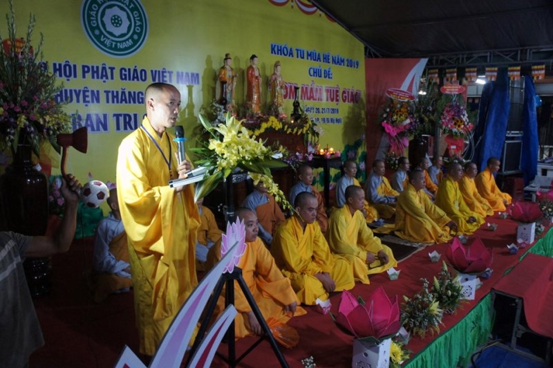 ĐĐ.Thích Thánh Thông tuyên đọc diễn từ khai mạc nói về ý nghĩa hoa đăng trong đạo Phật và cuộc sống