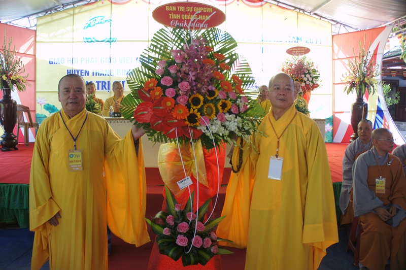 Lẵng hoa chúc mừng của BTS GHPGVN tỉnh Quảng Nam. ĐĐ. Thích Viên Trừng trao