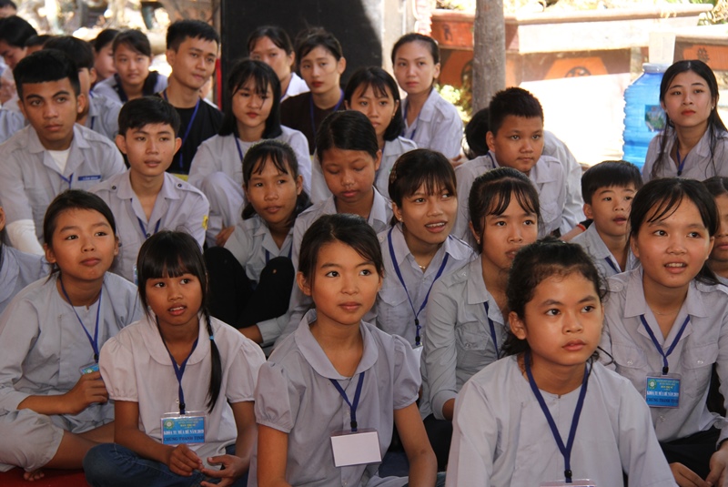 Khóa sinh hào hứng nghe giảng
