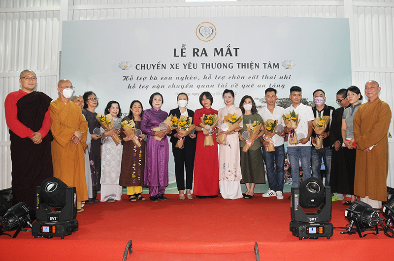 Ban tổ chức tặng hoa tri ân những đóng góp của quý mạnh thường quân.