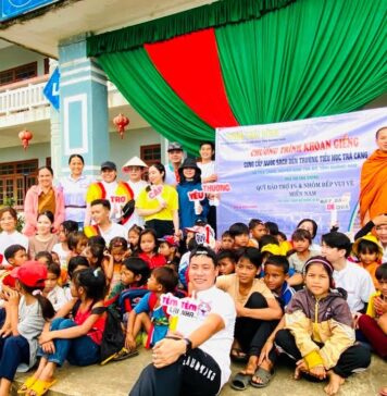 Video QCB: Phật giáo tỉnh Bến Tre trao tặng 300 phần quà cho bà con vùng ngập lụt nặng tại xã Đại Hưng, huyện Đại Lộc